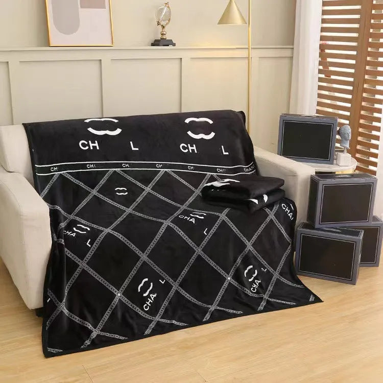 Black Designer Blanket White Letter Logo Leisure Travel Shawl Blanket Office Air Conditioning Cover Europe Plaid Blanket Gift Box Decorative blanket