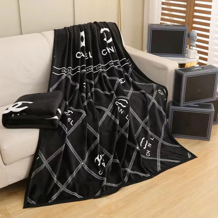 Black Designer Blanket White Letter Logo Leisure Travel Shawl Blanket Office Air Conditioning Cover Europe Plaid Blanket Gift Box Decorative blanket